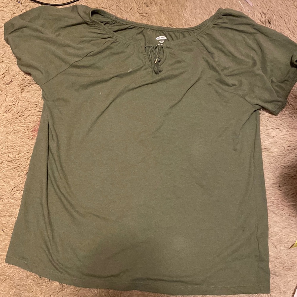 This top is from old navy it’s a xxl 16 kids/adult small It’s in great condition